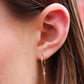 Modèle femme avec piercing dague épée or 18 carats diamant